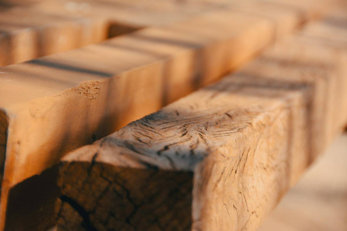 Alter Holzbalken aus der Nähe