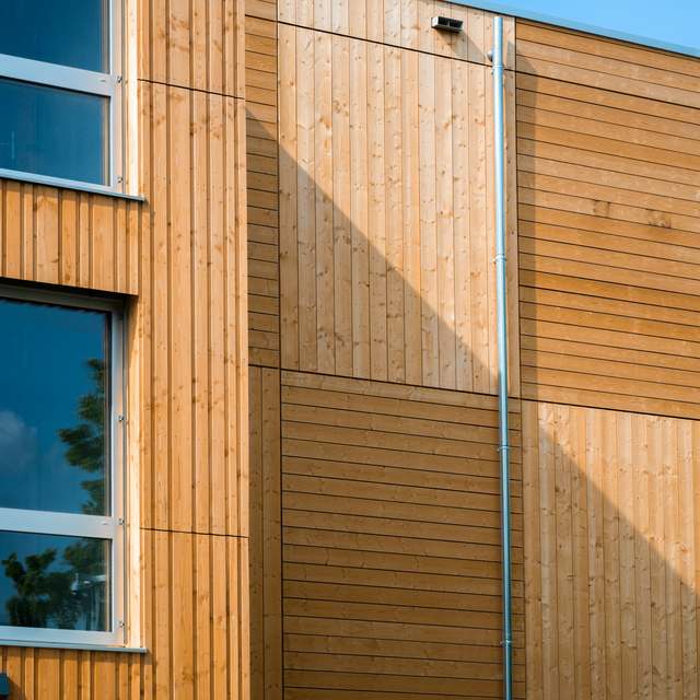 Hausfassade mit heller Holzverkleidung